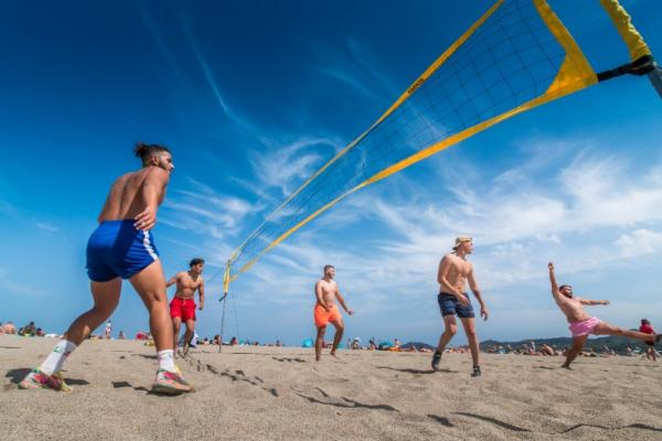 Reportage photo sur la plage : ambiance estivale et loisirs urbains