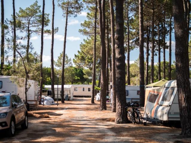 Photographie de camping et mobil-homes : immersion et ambiance touristique