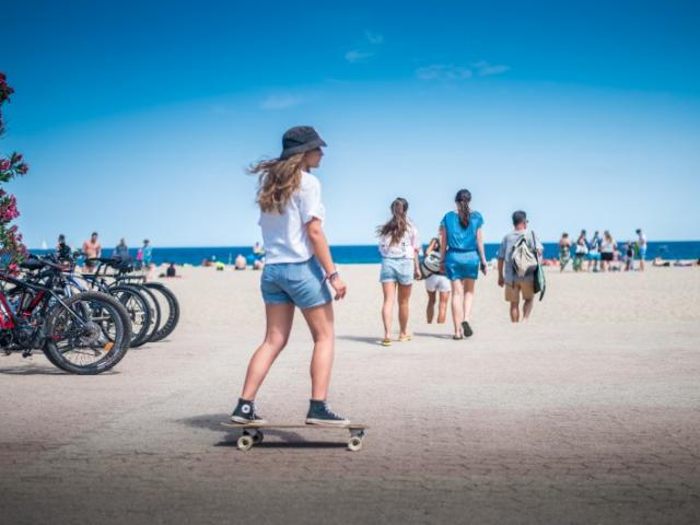 Reportage photo sur la plage : ambiance estivale et loisirs urbains