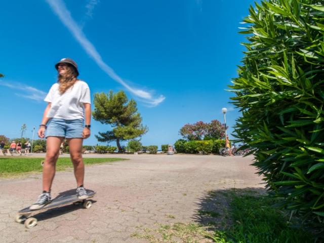 Reportage photo sur la plage : ambiance estivale et loisirs urbains