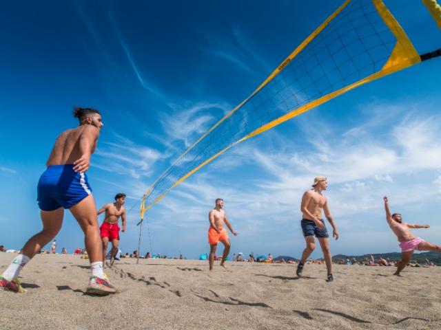 Reportage photo sur la plage : ambiance estivale et loisirs urbains