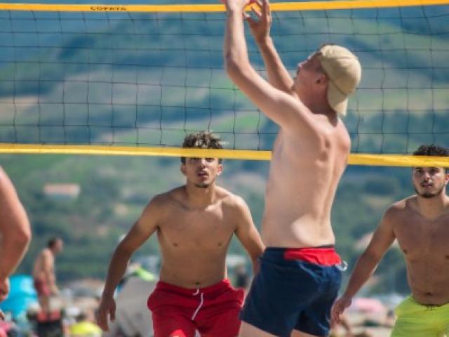 Reportage photo sur la plage : ambiance estivale et loisirs urbains