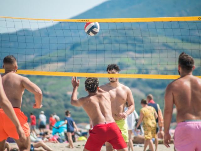 Reportage photo sur la plage : ambiance estivale et loisirs urbains